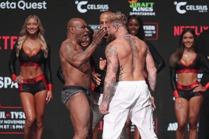 Panas! Mike Tyson Tampar Wajah Jake Paul Saat Timbang Badan Panas! Mike Tyson Tampar Wajah Jake Paul Saat Timbang Badan