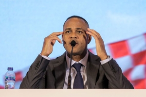 Akui Tak Tersinggung dengan Tagar #KluivertOut, Patrick Kluivert Siap Rebut Hati Fans Timnas Indonesia Secepatnya Akui Tak Tersinggung dengan Tagar #KluivertOut, Patrick Kluivert Siap Rebut Hati Fans Timnas Indonesia Secepatnya