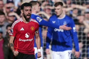 Bruno Fernandes Terlibat Adu Mulut dengan Legenda Everton di Pinggir Lapangan Bruno Fernandes Terlibat Adu Mulut dengan Legenda Everton di Pinggir Lapangan