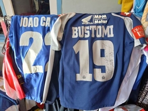 Jersey lama Joao Carlos dan Ahmad Bustomi saat membela Arema yang dikoleksi Indra Lukmana (c) Asad Arifin